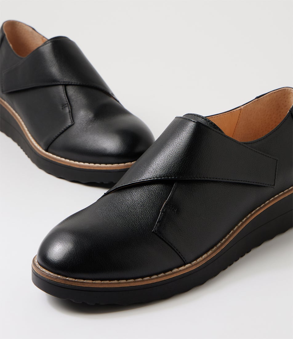 Oroz Black Leather Flat Shoes
