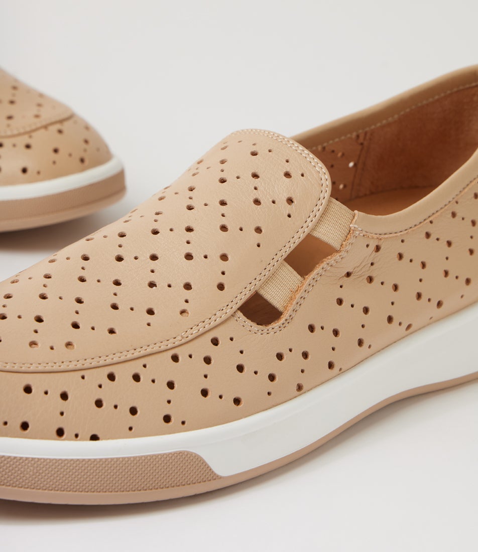 Avens Xf Camel Leather Flat Shoes
