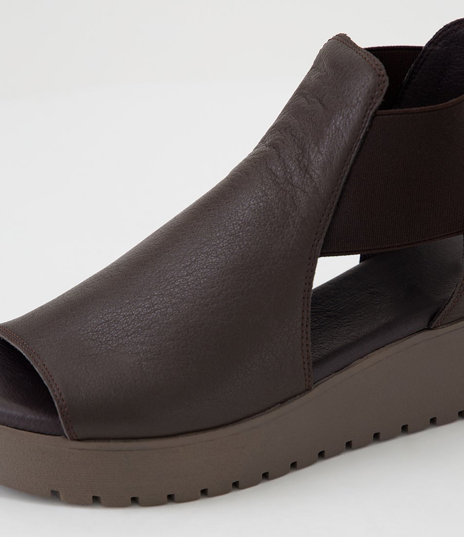 Ozie Choc Leather Sandals