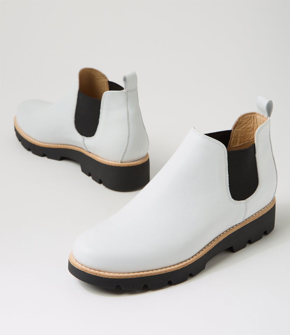 Draria Winter White Black Leather Chelsea Boots