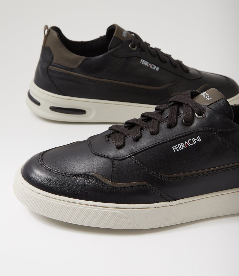 Valt Preto Leather Sneakers